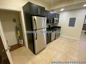 1203 Beacon St, Unit 6 in Brookline, MA - Foto de edificio - Building Photo
