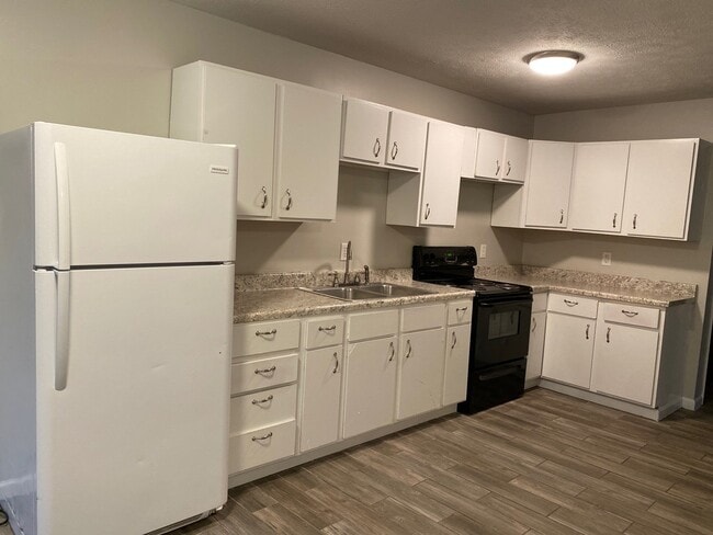 877 N Royal St, Unit B in Jackson, TN - Building Photo - Building Photo