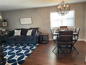 2300 Oakwood Ave in Bentonville, AR - Foto de edificio - Building Photo