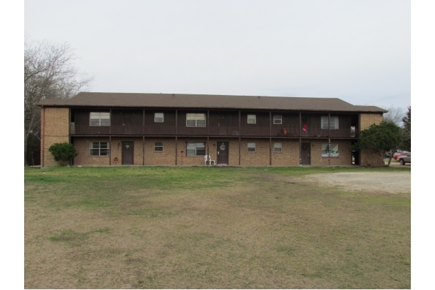 1102 Summit Dr in Madisonville, TX - Building Photo