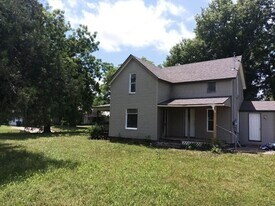 744 E Walnut St in Cushing, OK - Building Photo