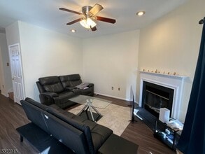 4 Saddle Ct in Franklin Township, NJ - Foto de edificio - Building Photo
