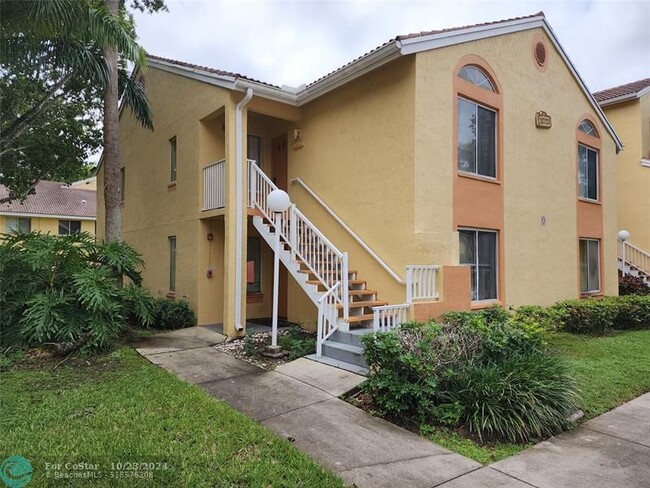 1104 Coral Club Dr in Coral Springs, FL - Foto de edificio - Building Photo