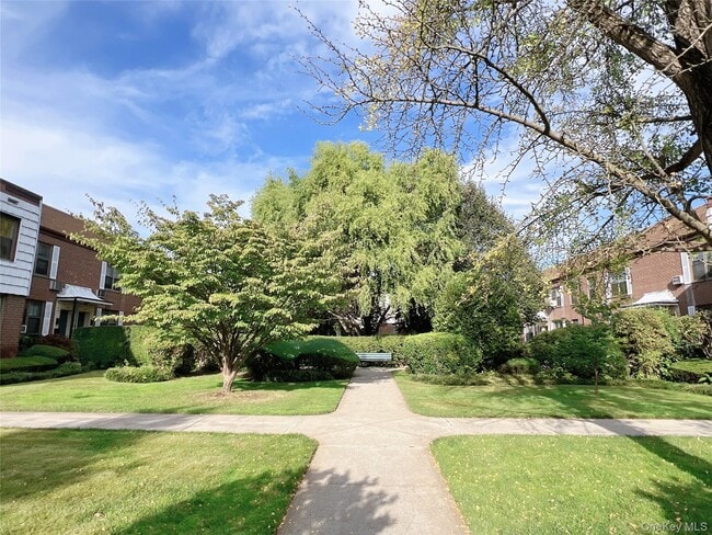 70-19 Park Dr E in Queens, NY - Building Photo - Building Photo