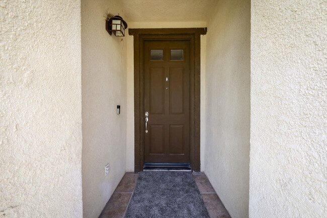 5702 Segovia Way in Bakersfield, CA - Building Photo - Building Photo