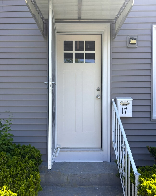 17 Cottage St in Taunton, MA - Building Photo - Building Photo