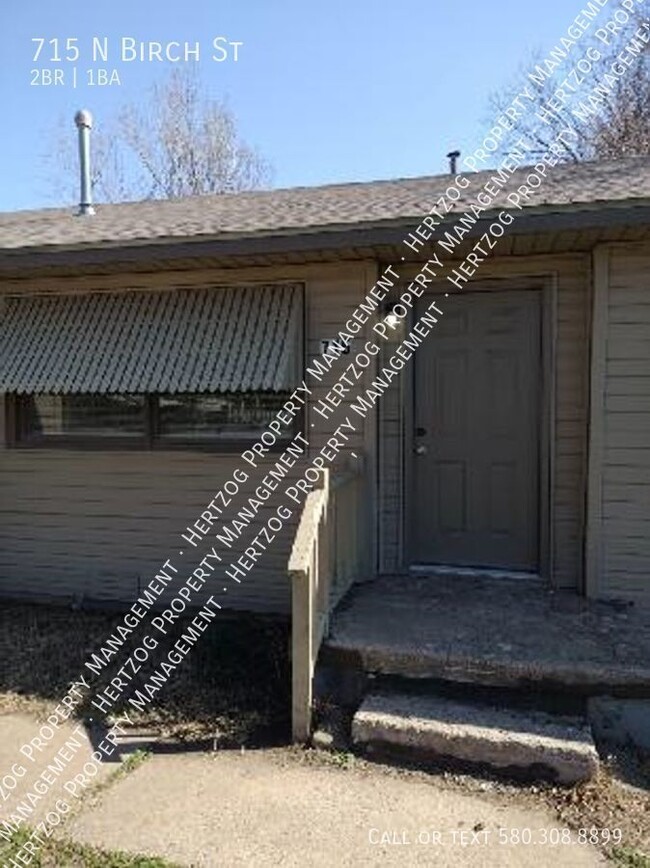 715 N Birch St in Ponca City, OK - Foto de edificio - Building Photo