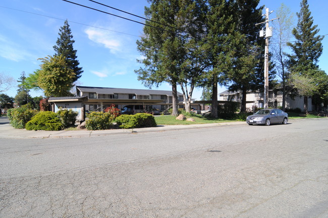 Redwood Garden Apartments in Yuba City, CA - Building Photo - Building Photo