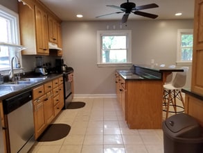 4015 E Crestview Dr NW in Huntsville, AL - Foto de edificio - Building Photo