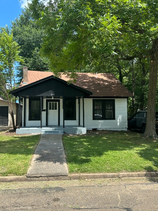 2512 Magnolia St in Texarkana, TX - Foto de edificio