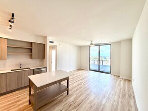 452 SW 2nd St, Unit 13 in Miami, FL - Foto de edificio - Building Photo