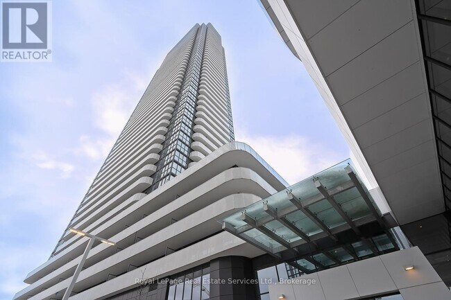 8 Interchange Wy in Vaughan, ON - Building Photo - Building Photo