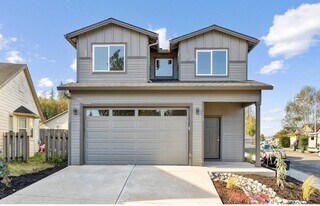 109 Hill Dr in Cathlamet, WA - Building Photo