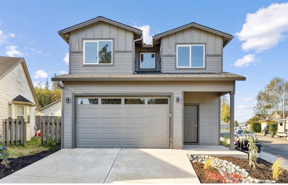 109 Hill Dr in Cathlamet, WA - Building Photo