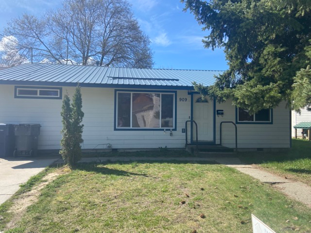 909 Pine St in Sandpoint, ID - Foto de edificio