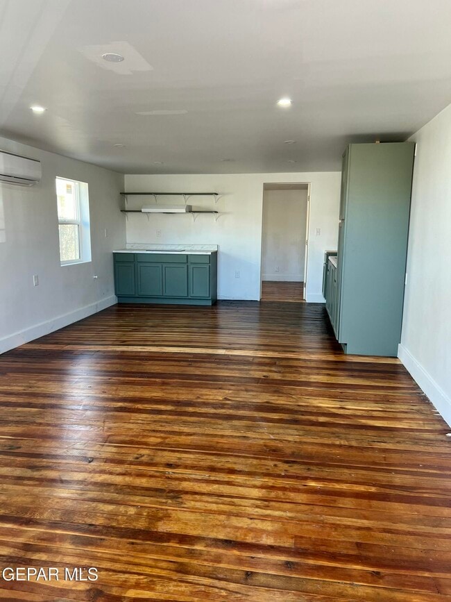 property at 716 N Glenwood St