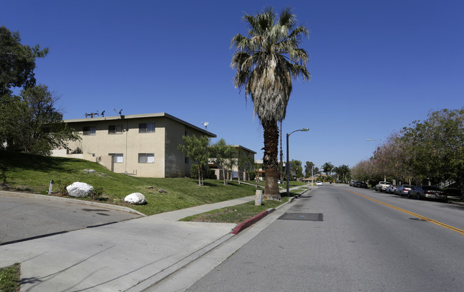 1380-1390 Circle City Dr in Corona, CA - Building Photo - Building Photo