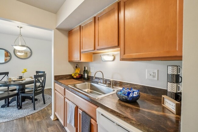 Drawbridge Apartments East in Harrison Township, MI - Foto de edificio - Building Photo