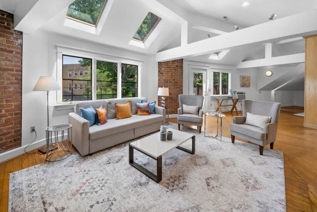 2584 Madison Rd in Cincinnati, OH - Building Photo