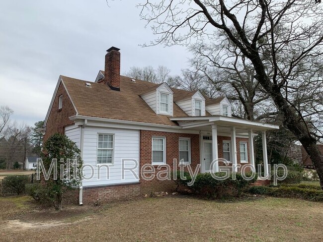 1203 S Main St in Lillington, NC - Foto de edificio - Building Photo