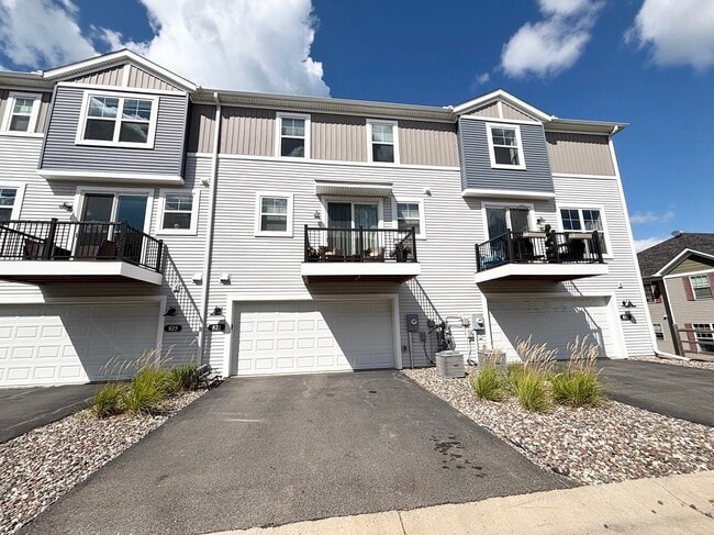 821 Roselyn Dr in Victoria, MN - Building Photo - Building Photo