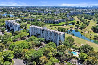 3520 Oaks Way in Pompano Beach, FL - Building Photo - Building Photo
