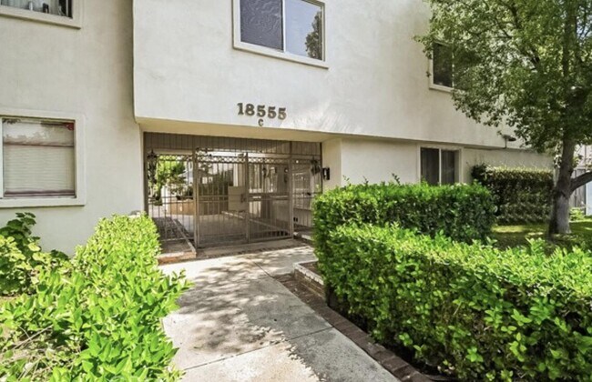 18555 Collins St in Los Angeles, CA - Foto de edificio - Building Photo