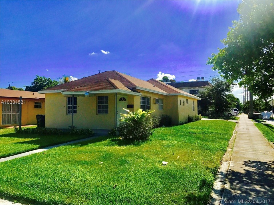 1970 NE 161st St in Miami, FL - Building Photo