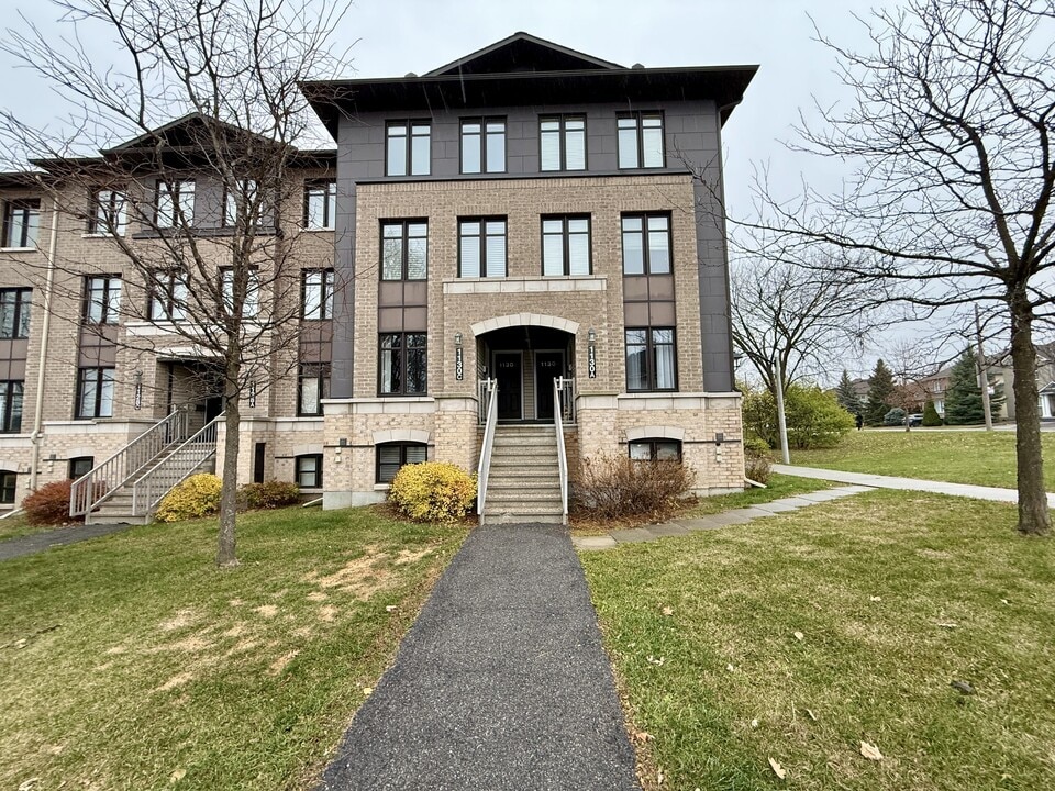 1130 Klondike Rd in Ottawa, ON - Building Photo