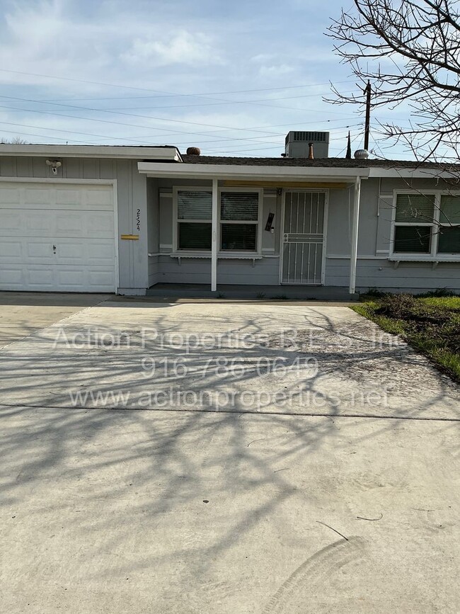 2524 Anna Way in Sacramento, CA - Building Photo - Building Photo