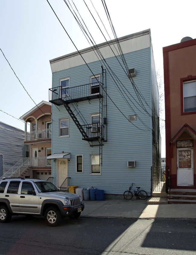 237 68th St in West New York, NJ - Building Photo - Building Photo