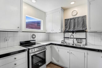 10920 White Oak Ave in Granada Hills, CA - Building Photo - Building Photo