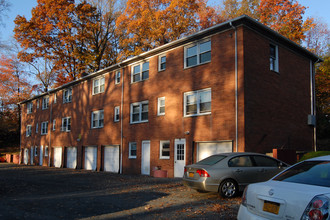 Courtland Garden Apartments in Pearl River, NY - Foto de edificio - Building Photo