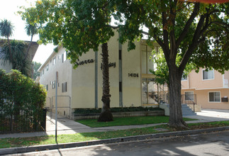 Sierra Holiday in Van Nuys, CA - Building Photo - Building Photo