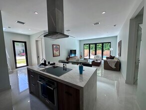 8410 SW 65th Ave in Miami, FL - Building Photo - Building Photo