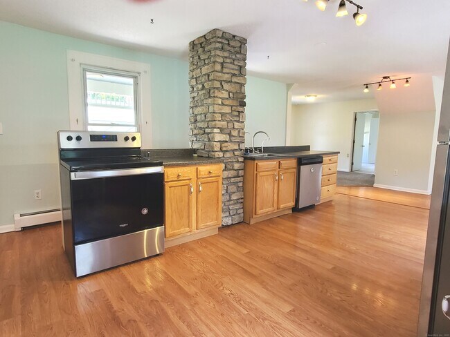 67 Elm St in Thomaston, CT - Building Photo - Building Photo