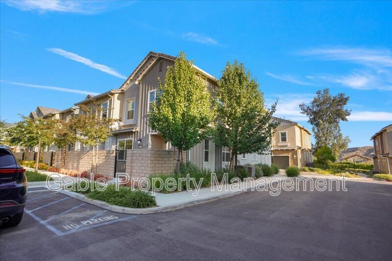 26429 Whisper Mill Cir in Santa Clarita, CA - Building Photo
