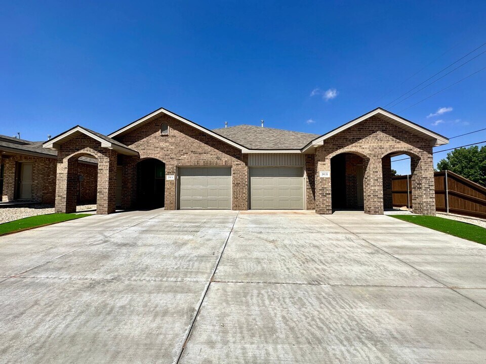 2001 Aberdeen Ave in Wolfforth, TX - Building Photo