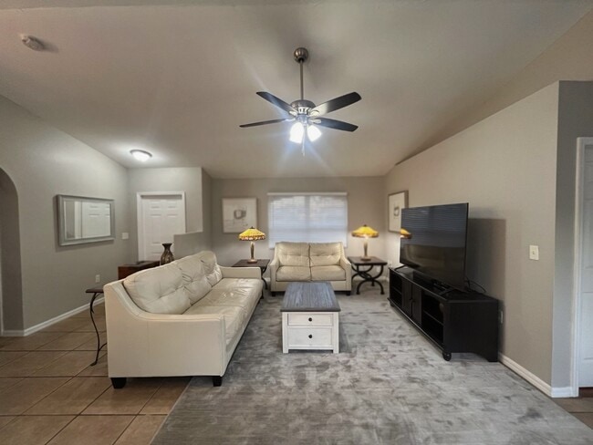822 Nicholas Pky W in Cape Coral, FL - Foto de edificio - Building Photo
