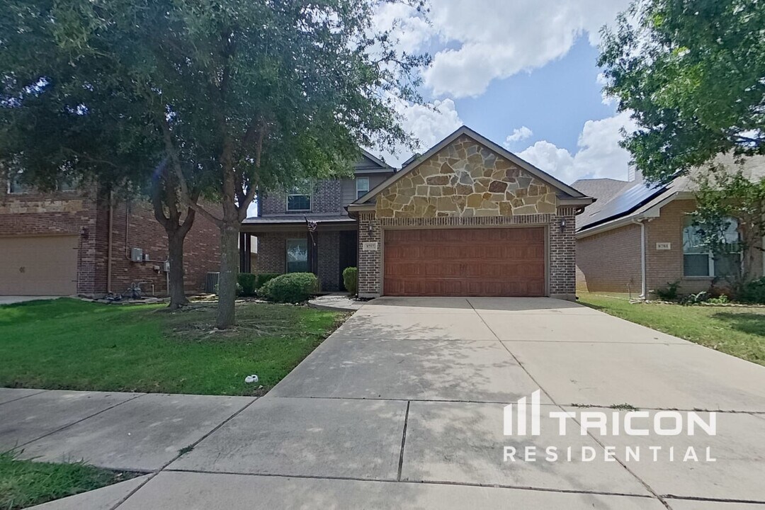 8757 Royalwood Dr in Fort Worth, TX - Building Photo