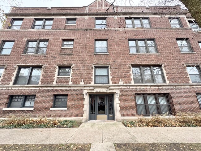 7044 N Greenview Ave, Unit 1N in Chicago, IL - Foto de edificio - Building Photo