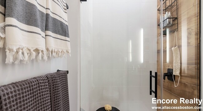 144 Addison St in Boston, MA - Foto de edificio - Building Photo