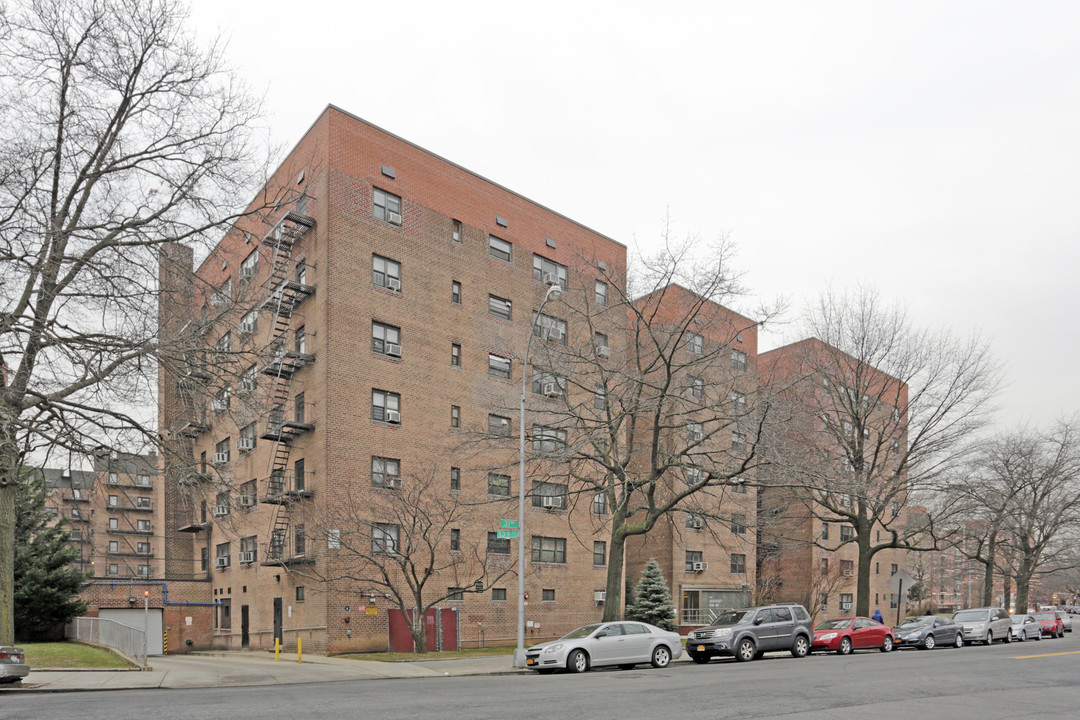 13820 31st Rd in Flushing, NY - Building Photo