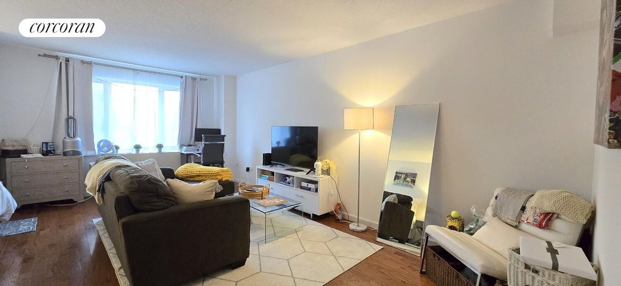 225 8th Ave in New York, NY - Building Photo