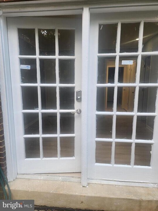 8228 McClelland Pl in Alexandria, VA - Building Photo