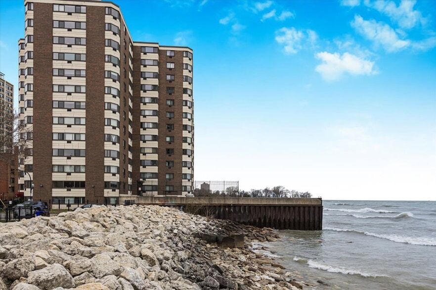 7337 S South Shore Dr, Unit 1126-1 in Chicago, IL - Building Photo