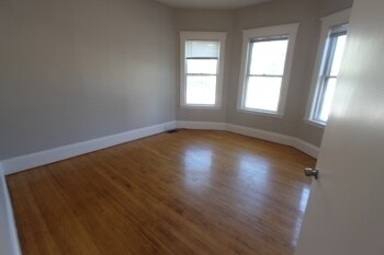 13 Pleasant St, Unit 1 in Cambridge, MA - Foto de edificio - Building Photo