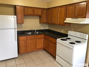 415 W Cedar Ln Dr-Unit -Apt 1 in Walcott, IA - Building Photo - Building Photo