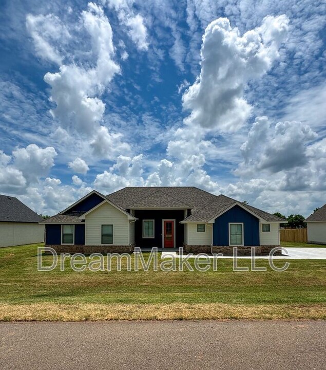 868 Flowers Dr in Goldsby, OK - Building Photo