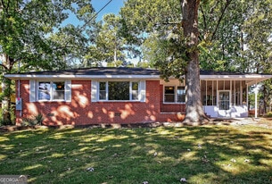 2064 Gober Ave SE in Smyrna, GA - Building Photo